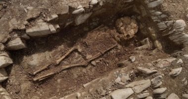 غموض مقبرة العصور الوسطى بإنجلترا يحير علماء الآثار.. ما قصتها؟ ممقبرة العصور الوسطى