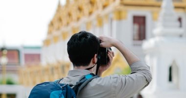 فوتوجرافر الشلة.. 4 أبراج بتحب التصوير وبتعرف تلقط الصورة الحلوة شاب يلتقط صورة