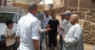 رئيس الهيئة القومية لمياه الشرب والصرف بالأقصر تتابع توصيل الصرف بقرية العشى