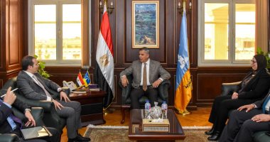 محافظ الإسكندرية يستقبل رئيس مجلس إدارة هيئة الإسعاف المصرية جانب من اللقاء