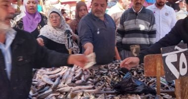 بائعون يعرضون أصنافا متنوعة من الأسماك الطازجة