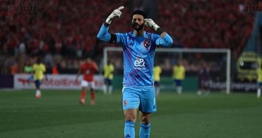 الشناوي يتألق فى مران الأهلى الأخير قبل افتتاح كأس العالم للأندية.. فيديو محمد الشناوى حارس الاهلى