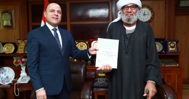 محافظ كفرالشيخ يُسلّم 15 عقد تقنين أراضي أملاك دولة للمستفيدين