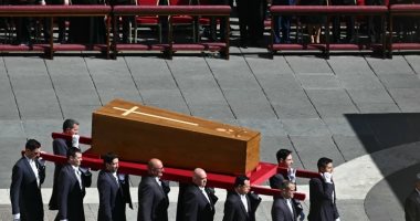 العالم هذا المساء.. ملوك ورؤساء العالم يودعون البابا فرنسيس فى جنازة مهيبة بالفاتيكان.. 5 قتلى و700 جريح فى انفجار ميناء بإيران.. أول صور لاجتماع ترامب وزيلينسكى فى روما بعد "خناقة" البيت الأبيض