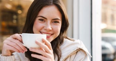 أبراج شكلها في العشرينات رغم إنها عدت الأربعين.. دايما محافظين على شبابهم فتاة مرحة