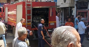 الحماية المدنية تسيطر على حريق بأحد المخازن التجارية فى أسوان.. صور