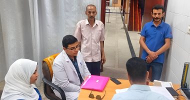 وكيل صحة الأقصر يتفقد الحجر الصحى بالمطار لمتابعة الموقف الوبائى.. صور