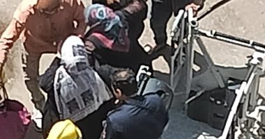إنقاذ 36 شخصا عالقا داخل منزل من 5 طوابق بعد انهيار سلم فى السلام.. صور