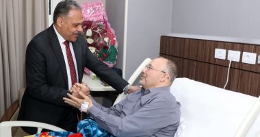 محافظ الشرقية يطمئن على وكيل وزارة التموين عقب إجرائه عملية جراحية