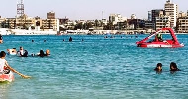 شاطئ روميل الأكثر إقبالا من المصطافين هربا من الحر وبحثا عن الهدوء والاستمتاع بالطبيعة.. يتميز بإطلالة رائعة على خليج ومدينة مرسى مطروح.. السباحة فيه آمنة للصغار والكبار.. صور شاطئ روميل الأكثر إقبالا لقربه من المدينة ويناسب سباحة الصغار