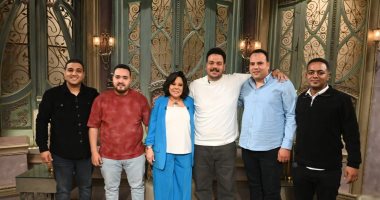 مصطفى غريب وأخيه وأصدقاء طفولته في ضيافة "صاحبة السعادة".. الليلة