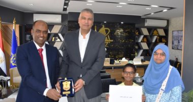 محافظ أسوان يكرم الطلاب المشاركين بمعرض الأنشطة التربوية والطلابية.. صور