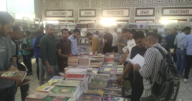 إقبال جماهيري كبير على معرض الكتاب بجامعة الأزهر في أسيوط 