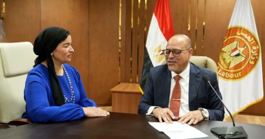 وزير العمل فى حوار لـ"اليوم السابع": العمالة المصرية مثال للجودة والإتقان فى سوق العمل العالمى.. محمد جبران: إيطاليا والدول العربية فى مقدمة طلبيات الاستقدام.. وفرص كبيرة فى قبرص وإسبانيا وفرنسا وزير العمل محمد جبران والزميله ايه دعبس