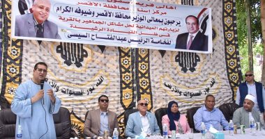 محافظ الأقصر يعقد لقاء مع أهالى أصفون المطاعنة ويعدهم بدخول الصرف الصحى قريبا