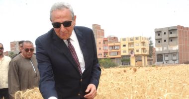 محافظ الغربية من وسط المزارعين بسمنود: موسم القمح أولوية وطنية وكل الدعم للفلاح