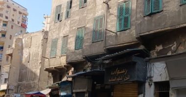 شارع الباب الأخضر بالإسكندرية.. أيقونة تاريخية وطراز معمارى يجذب السياح.. يضم أثارًا هامة أبرزها وكالة العشماوى التجارية وكوم الناضورة.. وخبير أثرى: الأعمدة الخضراء بمسجد الألف عمود سبب تسمية الشارع.. صور