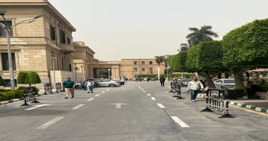 العاصفة الترابية.. انتظام الدراسة بكليات جامعة القاهرة.. رئيس الجامعة بمكتبه وينفذ الجدول اليومى.. انتظام المحاضرات.. انتشار مكثف للأمن الإدارى بالحرم الجامعى لمنع تواجد السيارات أسفل الأشجار واللوحات الإعلانية