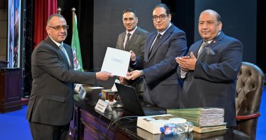 مجلس جامعة القاهرة يهنئ الرئيس السيسى والشعب المصرى بذكرى تحرير سيناء