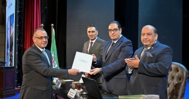 مجلس جامعة القاهرة يكرم الفريق المشارك بالتنظيم الناجح لزيارة الرئيس الفرنسى ماكرون رئيس جامعة القاهرة يكرم أشرف مدكور مدير العلاقات العامة بالجامعة