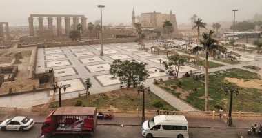 العاصفة تضرب كورنيش النيل بالأقصر وتغطى معابد الفراعنة.. فيديو