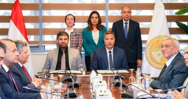 وزيرتا البيئة والتنمية المحلية ومحافظ المنيا يشهدون توقيع عقد إدارة وتشغيل مصنع تدوير المخلفات بالعدوة جانب من توقيع عقد إدارة وتشغيل مصنع تدوير المخلفات بالعدوة