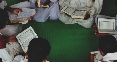 خلاوى الجنوب.. كتاتيب حلايب وشلاتين مدارس طلابها ذوو وجوه سمراء وقلوب بيضاء تشبه ملابسهم.. تنشئ جيلا على القرآن والدين فى قلب الصحراء.. وتعلمهم أصول دينهم والفقه والسنة.. وتتم متابعتها من الأوقاف والأزهر.. صور حلقات تعليم القرآن الكريم فى الشلاتين