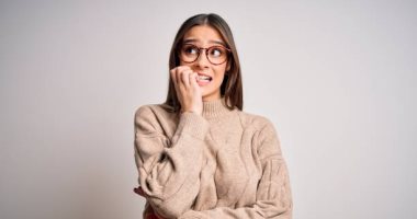 4 أبراج ما بتعرفش تفرح بسبب التفكير الزائد.. برج الحمل حساس والسرطان حذر الشعور بالقلق