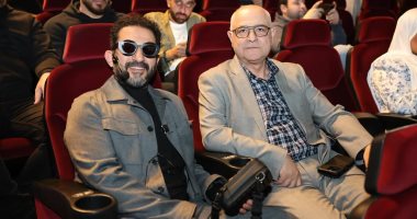 أحمد حلمي: نفسي مفتوحة على تقديم تجارب سينمائية مختلفة حتى لو بعيدة عن الكوميديا أحمد حلمي ومحمد قبلاوي رئيس مهرجان مالمو للسينما العربية