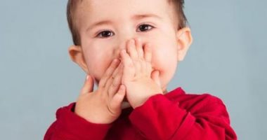العالمي : 
                                            لو ابنك متأخر في الكلام.. اتبعي هذه الحيل النفسية
                                        
