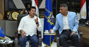 محافظ أسوان يستقبل وزير الشباب والرياضة لتنفيذ مشروعات "حياة كريمة"