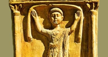 "كوم أبوبيلو" نموذج للفن القبطى القديم.. تفاصيل أشهر "شواهد قبور" بالمتحف القومى بالإسكندرية.. يعود تاريخها إلى نهاية القرن الأول الميلادى.. وأثرى: الفن القبطى له طابع خاص والشاهد يعود لشاب مات صغيرا.. صور