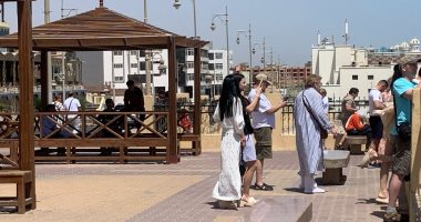 رواج سياحى أوروبى.. كورنيش الغردقة القديم "مسرح" لمشاهدة أجمل معالم المدينة السياحية.. الجزر البحرية ومعالم الغردقة وحركة اللنشات فى البحر ضمن برامج الـ"ستى تورز".. والسياح يوثقون الذكرى.. فيديو وصور السياح على كورنيش الغردقة