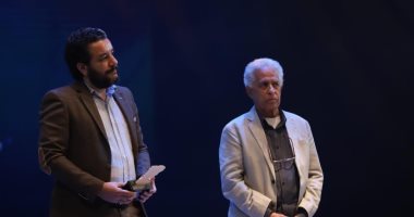 الشبكة نيوز : 
                                            منح المخرج عماد ماهر درع هيباتيا الذهبية فى ختام الإسكندرية للفيلم القصير
                                        