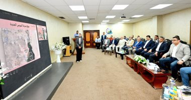 وزير الإسكان يعقد اجتماعاً بمقر جهاز مدينة السويس الجديدة لمتابعة المشروعات