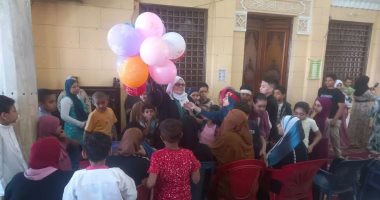 هدايا وأعلام مصر للمترددين على دروس مسجد الفولى فى المنيا.. صور