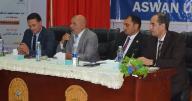 رئيس جامعة أسوان يكرم لجنة إعلام الأزهر لتحكيم مشروعات التخرج.. صور