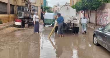 حملات مكثفة لرفع تراكمات مياه الأمطار بشوارع دمياط.. صور