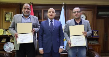 محافظ كفر الشيخ يكرم مدير عام ووكيل الشؤون القانونية تقديرًا لتميزهما محافظ كفرالشيخ يُكرّم مدير عام ووكيل الشؤون القانونية