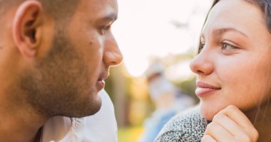 العالمي : 
                                            5 علامات بتقولك إن شريك حياتك بيثق فيك وبيحبك.. مش بالكلام 
                                        
