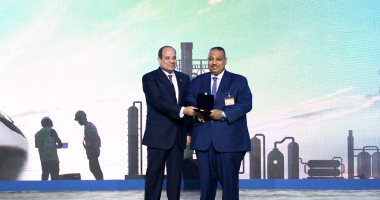 الرئيس السيسى يمنح أوسمة للمكرمين بقطاعات العمل ويفتتح المرحلة الثانية لشركة السويس للصلب