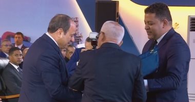 عبد المنعم الجمل يقدم "درع الاتحاد" للرئيس السيسى خلال حفل عيد العمال