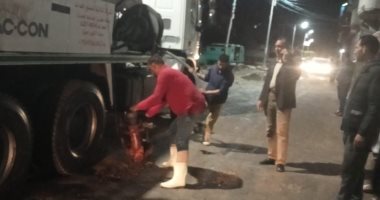 الوحدة المحلية فى قرية الوسطانى بدمياط تواصل أعمال شفط مياه الأمطار.. صور