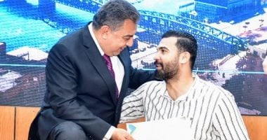 فى لفتة إنسانية محافظ الدقهلية ينزل على الأرض لتكريم أحد العاملين من ذوي الاحتياجات