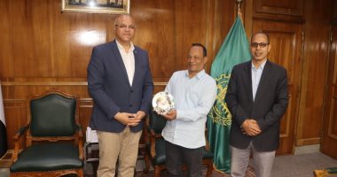 محافظ القليوبية يلتقي العامل المُكرم من الرئيس السيسي خلال احتفالية عيد العمال