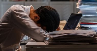 الشبكة نيوز : 
                                            وفاة معلم صيني بمكتبه بعد ضغوط العمل الإضافي لـ400 طالب بمركز دروس خصوصية
                                        