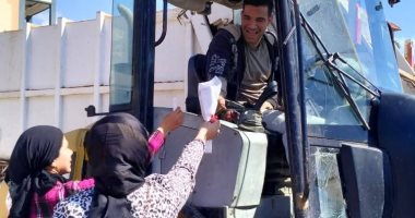 محافظة دمياط تنشر البهجة بين العمال وتهديهم باقات ورد وهدايا