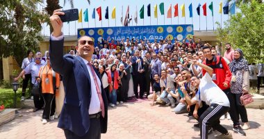 مدير صندوق مكافحة الإدمان يحاور طلاب الجامعات حول الاستراتيجية الوطنية لمكافحة المخدرات الدكتور عمرو عثمان مدير صندوق مكافحة الإدمان يجرى حوارا مع طلاب الجامعات
