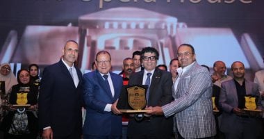 الشبكة نيوز : 
                                            رئيس الأوبرا يكرم عددًا من الفنانين والإداريين بمناسبة عيد العمال
                                        