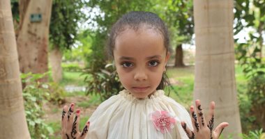 الحنة السودانى.. حكاية سيدة سودانية ترسم الحناء وتزين الأيادى بنقوش بديعة الحناء السودانى على أيادى الأطفال
